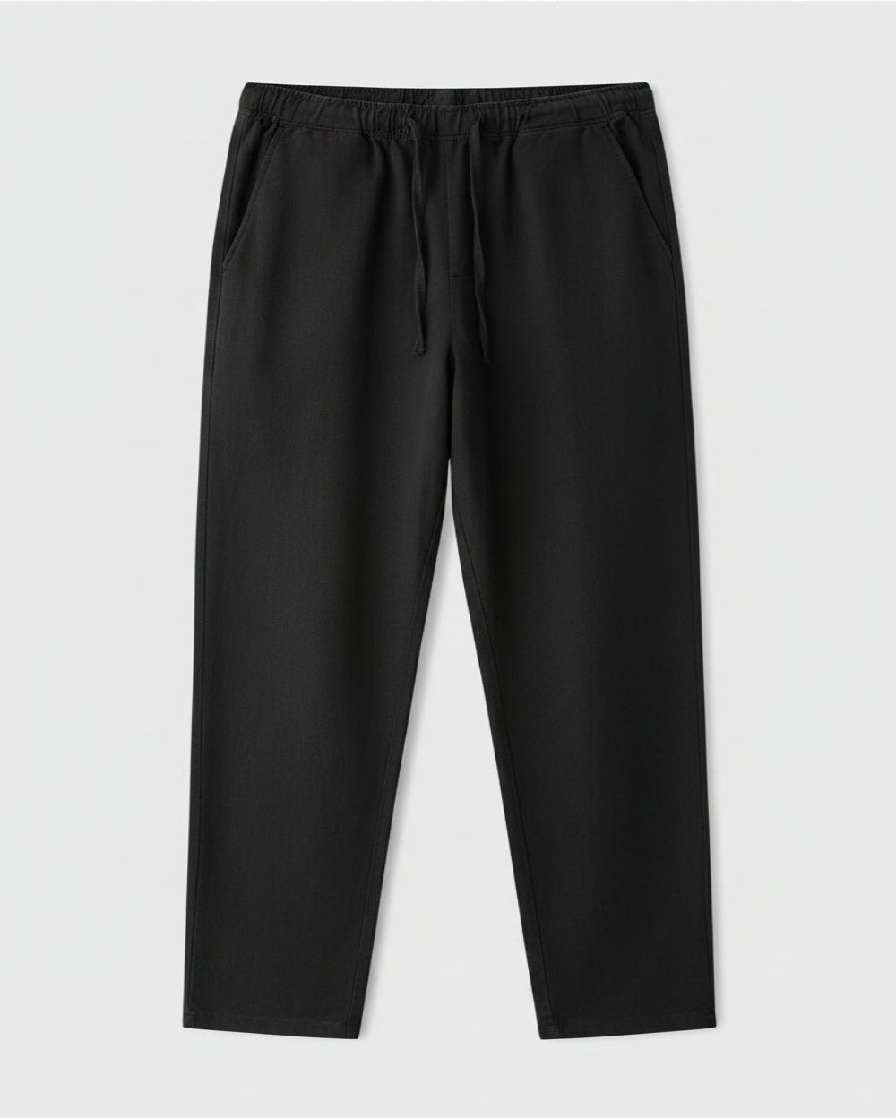 Pantalon noir homme, coupe droite classique, tissu large.