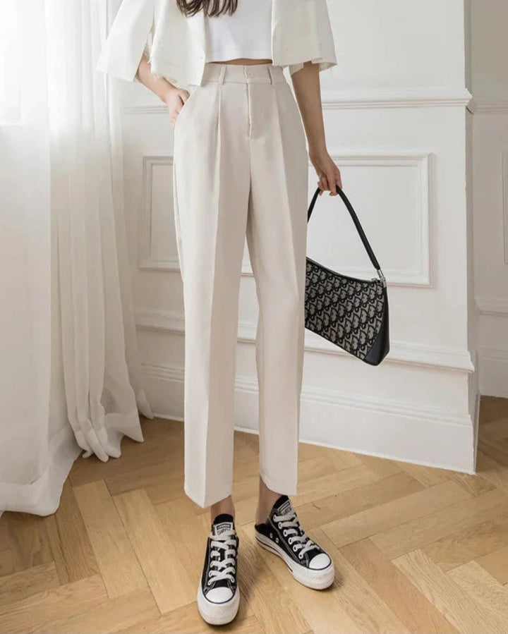 Pantalon Cléore beige pour femme, look décontracté chic.