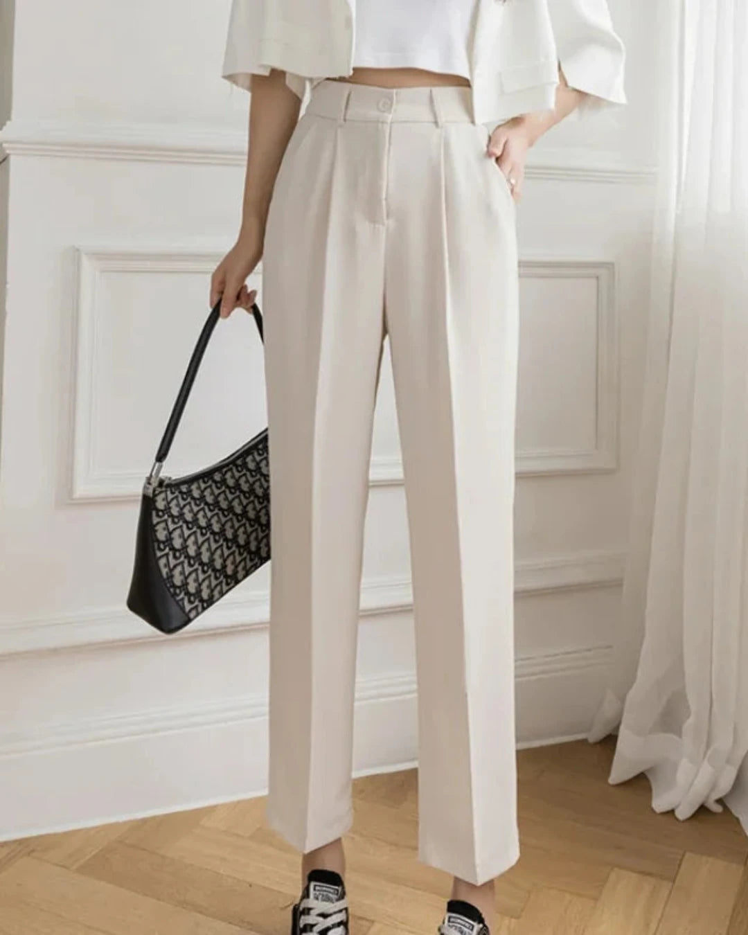 Pantalon Cléore beige femme, coupe régulière et sophistiquée.