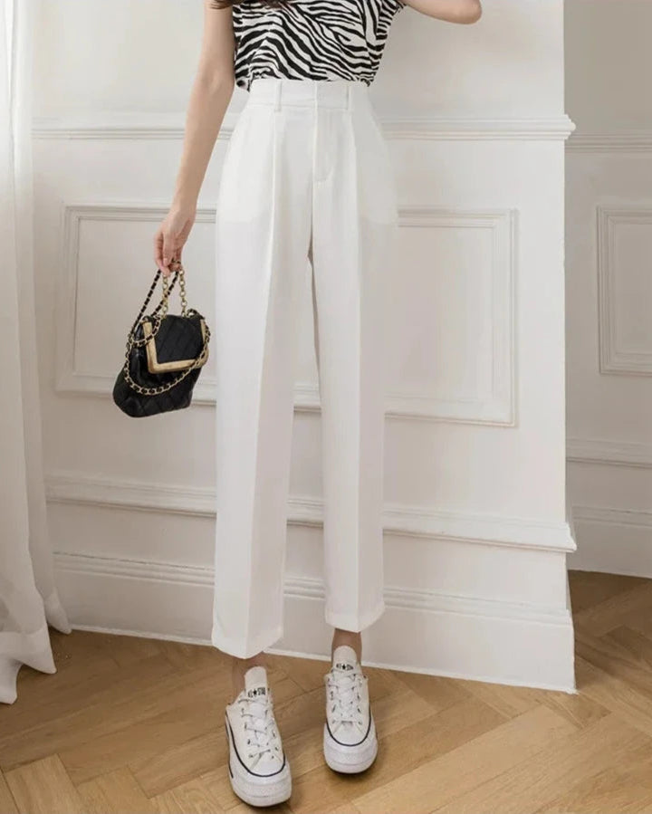 Pantalon Cléore blanc pour femme, coupe régulière élégante.
