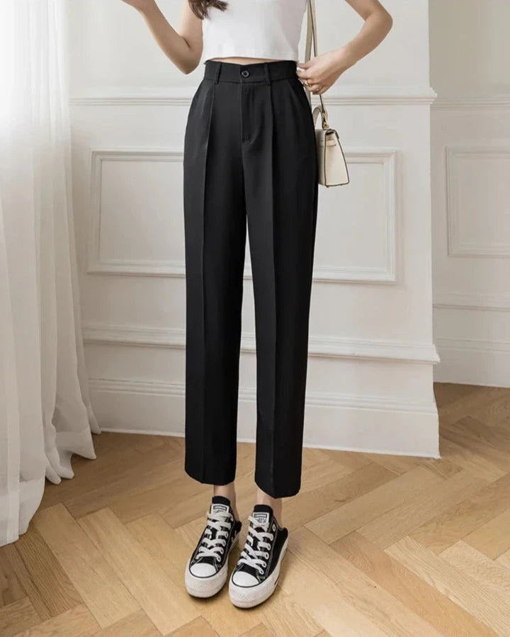 Pantalon Cléore noir, longueur cheville, parfait pour un look Old Money.