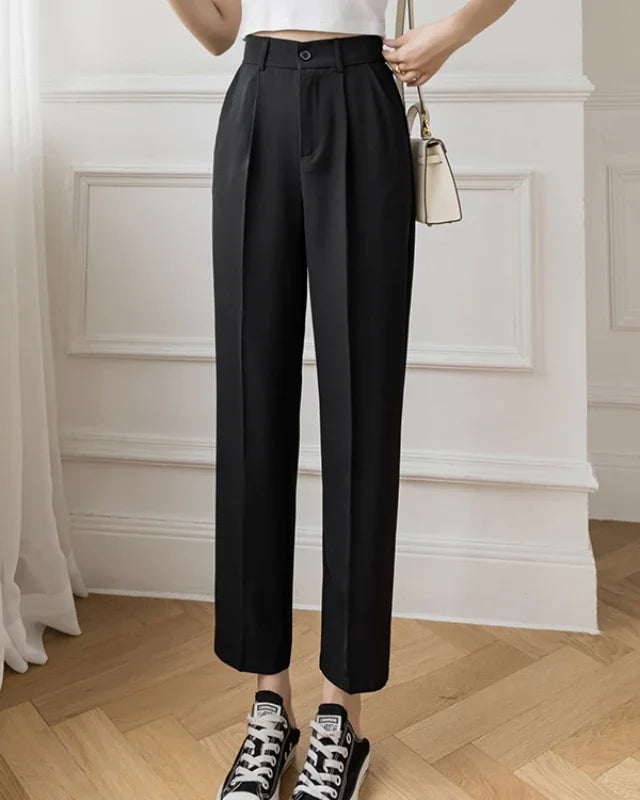 Pantalon Cléore noir pour femme, coupe élégante et intemporelle.