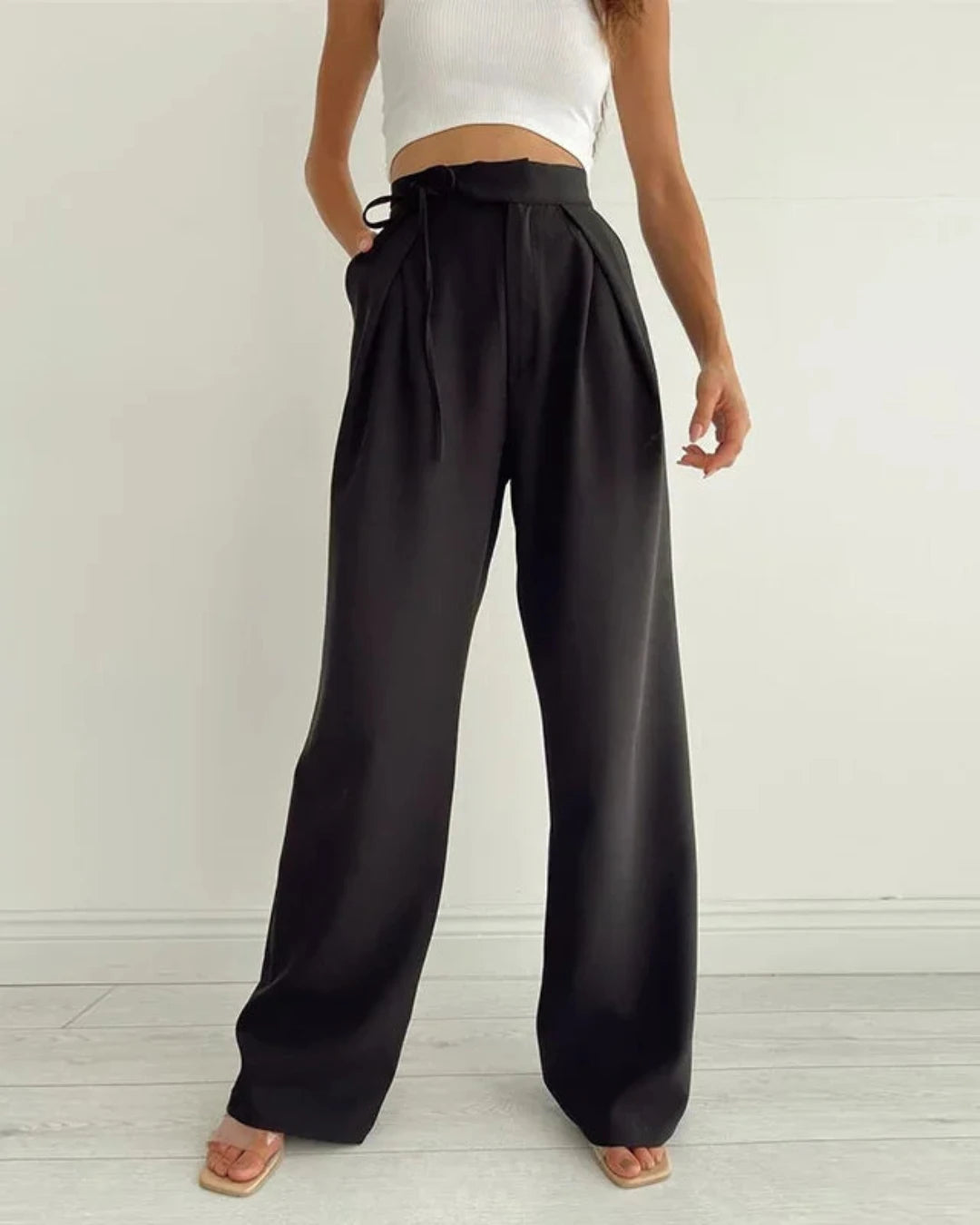 Pantalon Fleurine noir femme, extensible et chic, longueur cheville idéale pour un style intemporel.