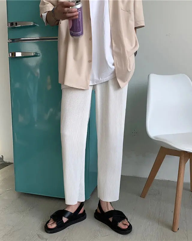 Pantalon Gabin blanc pour homme, conçu en tissu plissé et modal, parfait pour un look élégant.