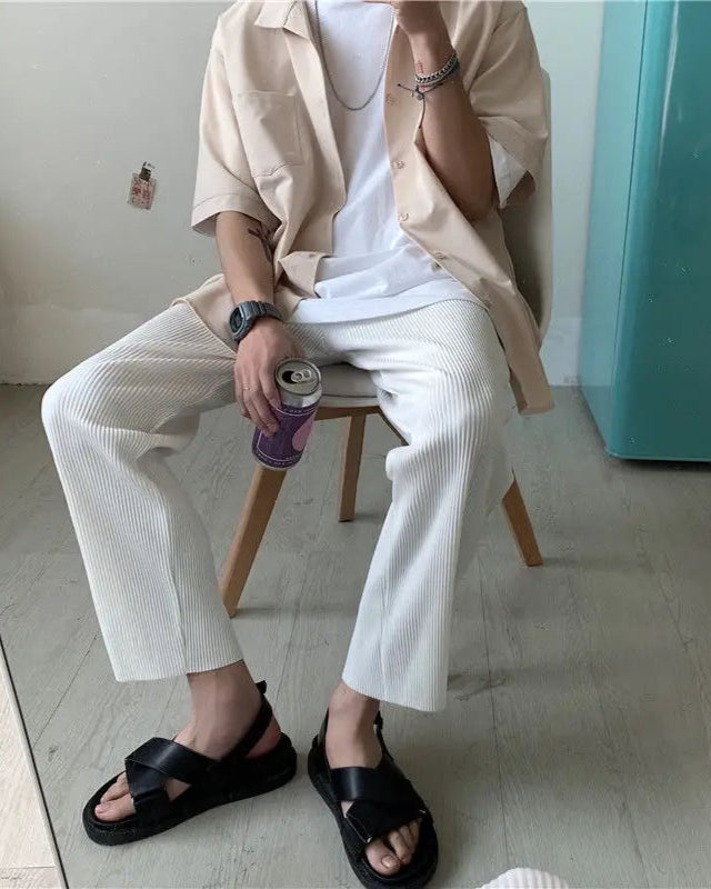 Vue complète du Pantalon Gabin blanc, alliant confort et sophistication, style Old Money.