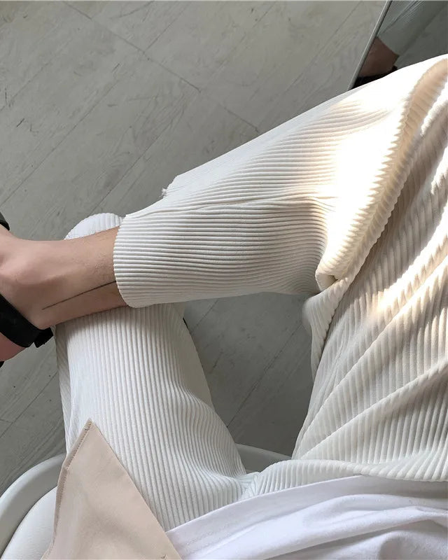 Gros plan sur le Pantalon Gabin blanc, en tissu plissé et modal, parfait pour un look Old Money.