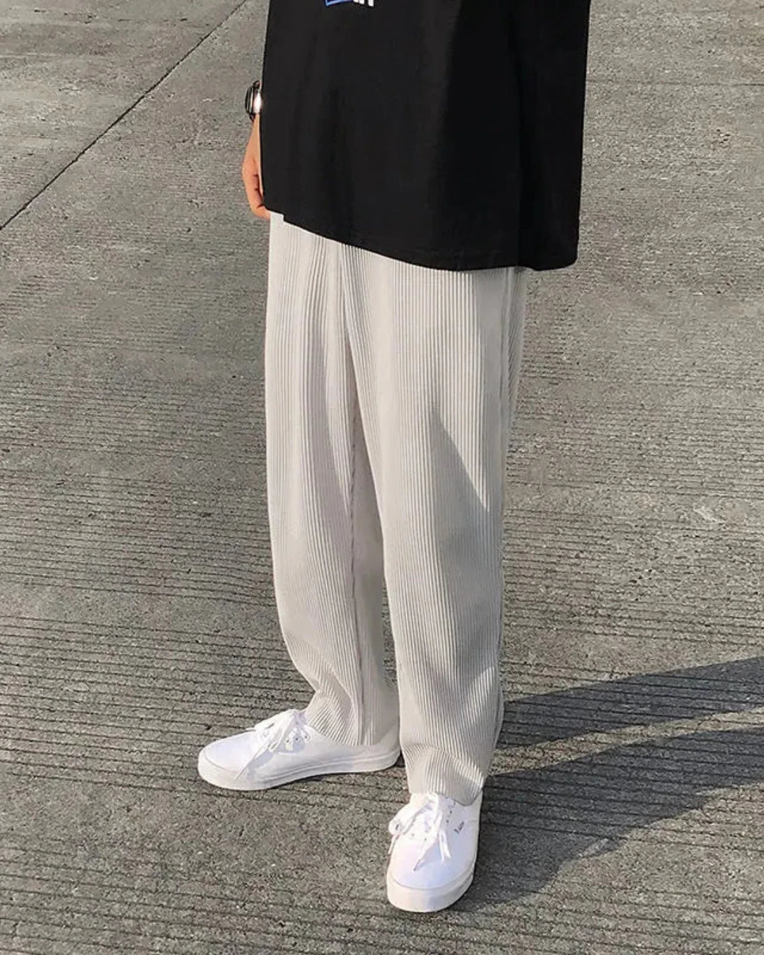Pantalon Gabin gris clair, conçu en tissu plissé et modal pour une allure élégante.