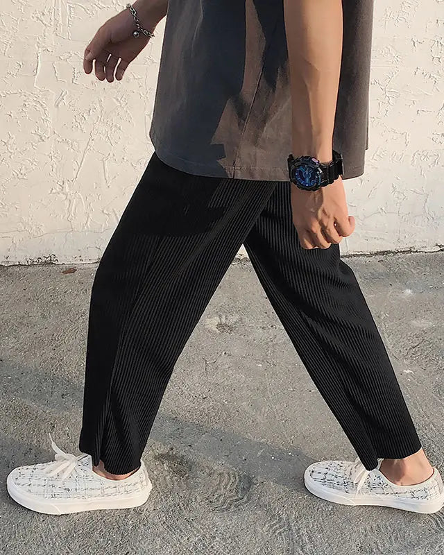 Pantalon Gabin noir pour homme, en tissu plissé et modal, style Old Money raffiné.