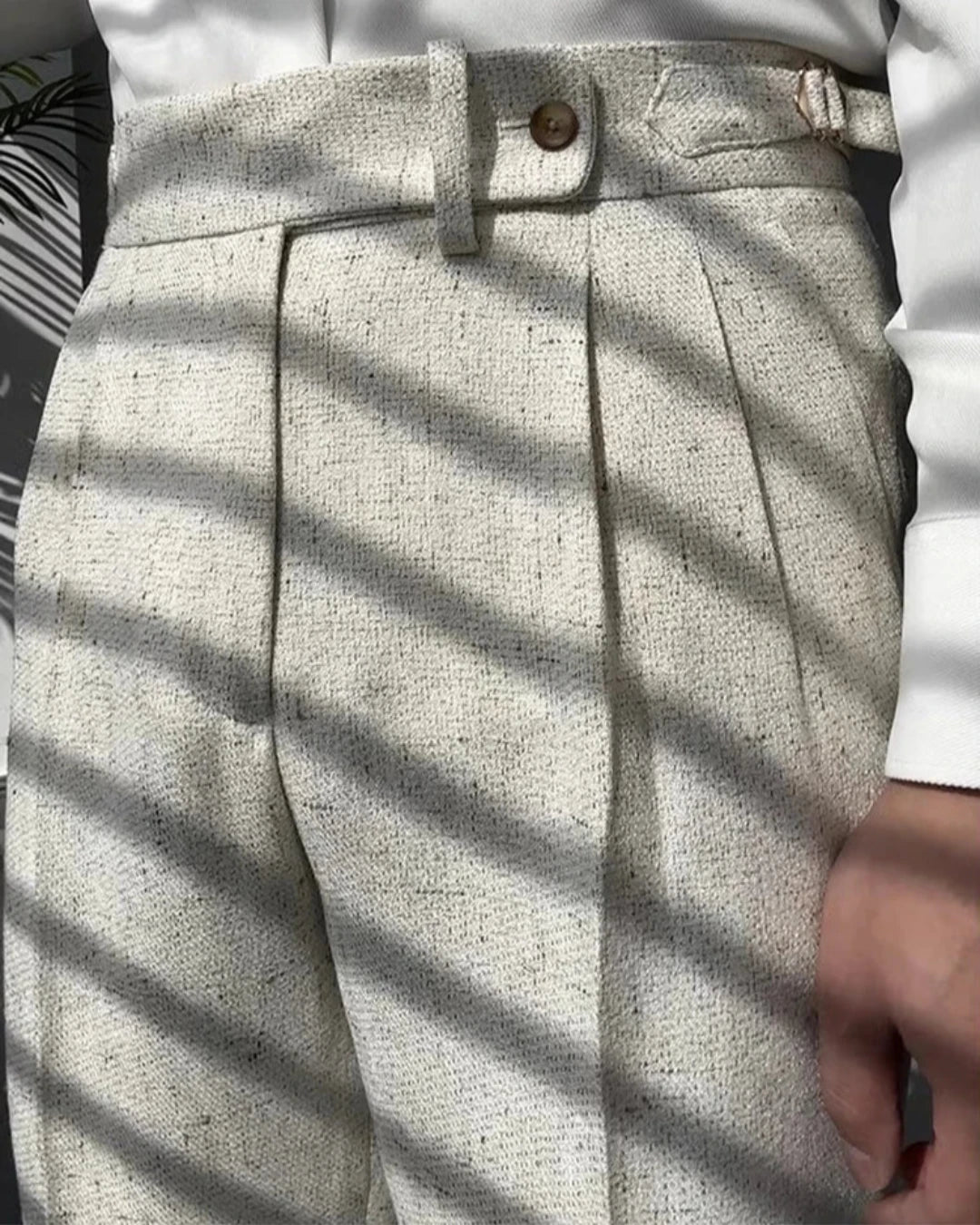 Pantalon Marceau en laine abricot, longueur cheville, pour homme élégant.