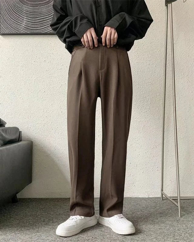 Détail du Pantalon Paul marron, braguette à boutons, confort et élégance dans un style Old Money.