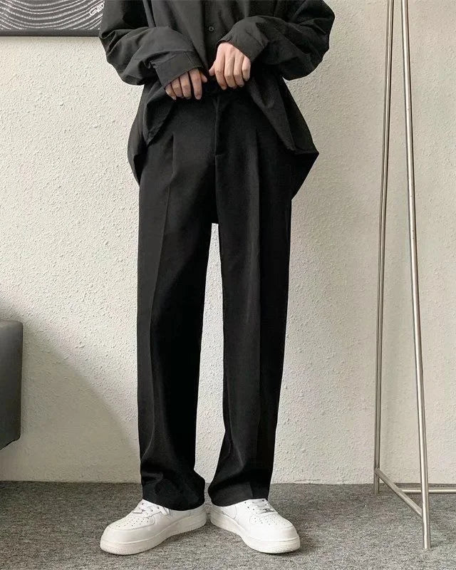 Gros plan sur le Pantalon Paul noir, en fibre de coton, avec braguette à boutons, style élégant Old Money.