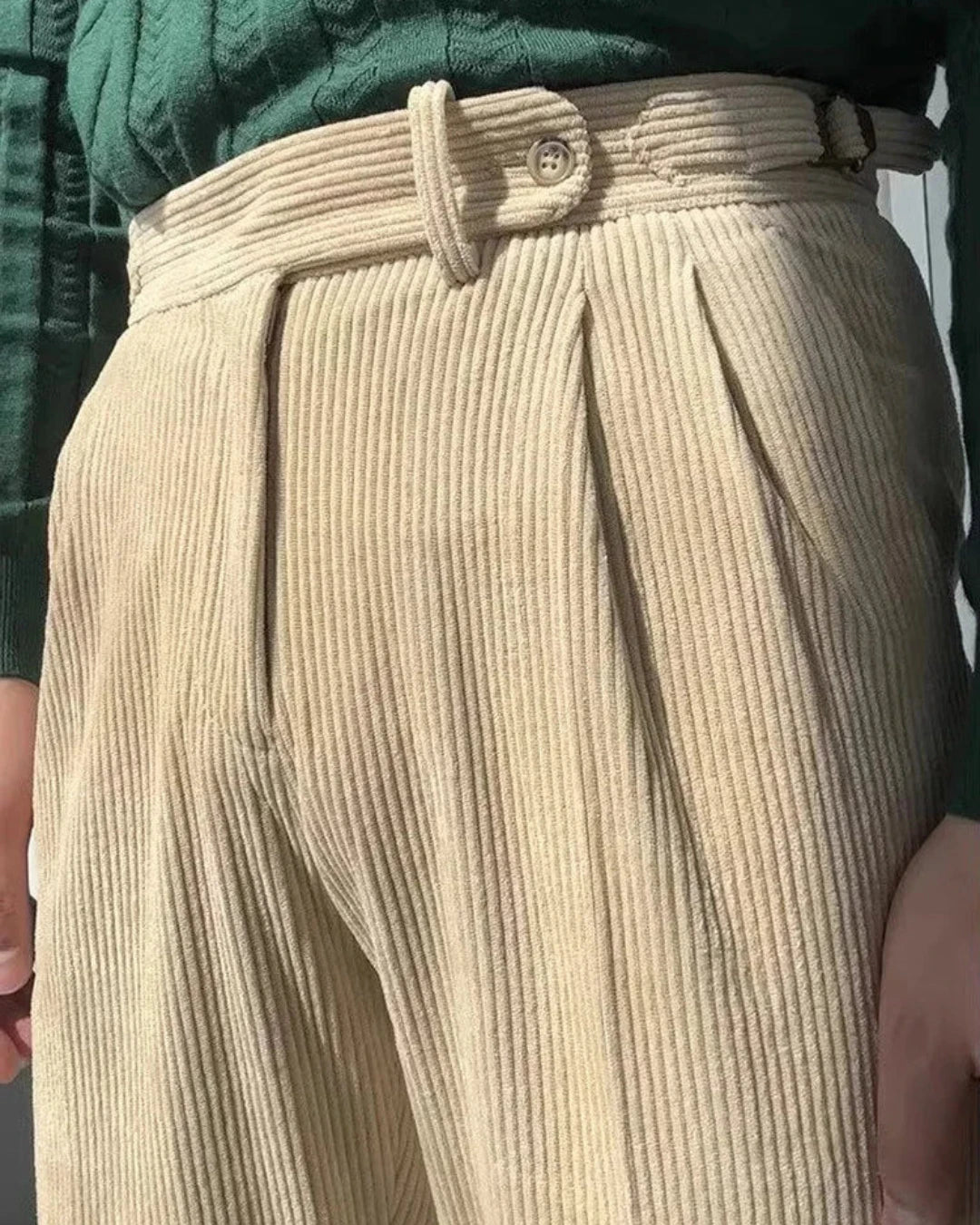 Pantalon Robin abricot pour homme, devant plissé et coupe crayon.