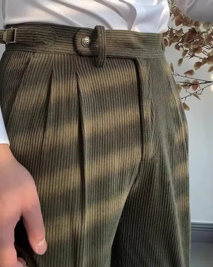 Pantalon Robin pour homme en polyester coton vert, coupe crayon élégante.