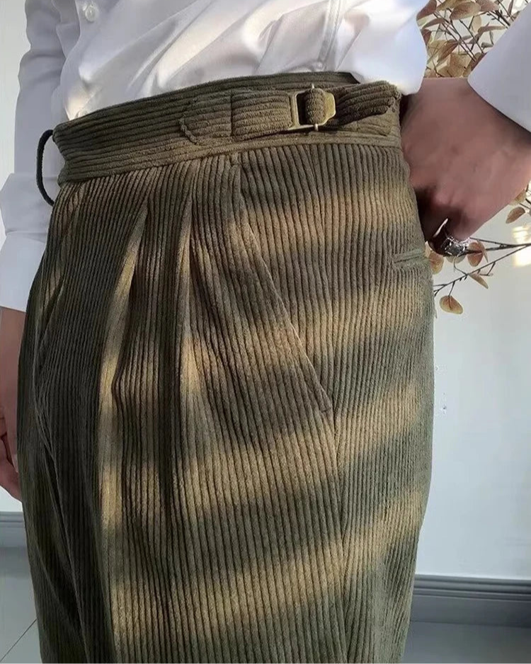 Pantalon vert style crayon pour homme avec braguette à boutons.