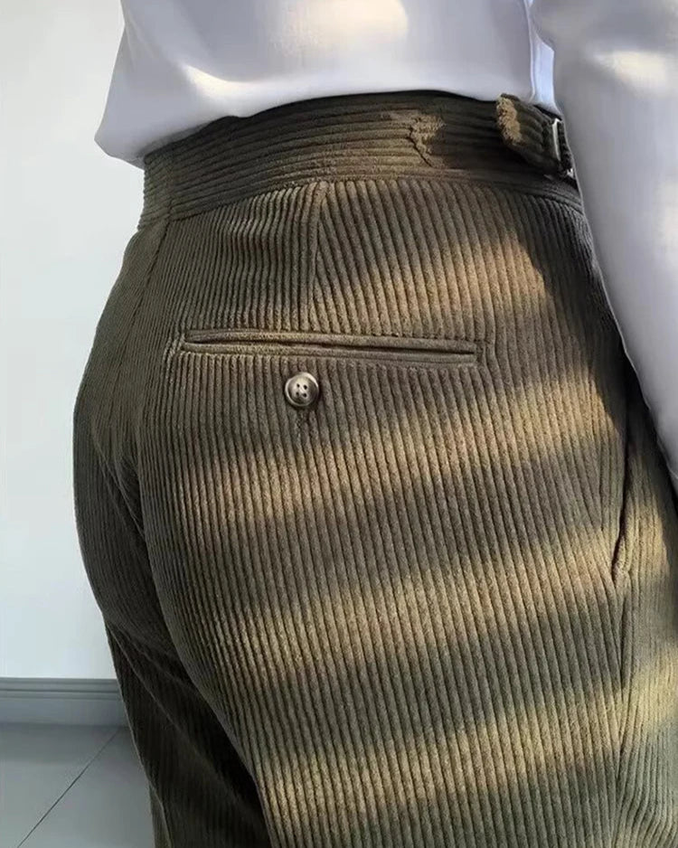 Pantalon vert pour homme, devant plissé, style moderne.