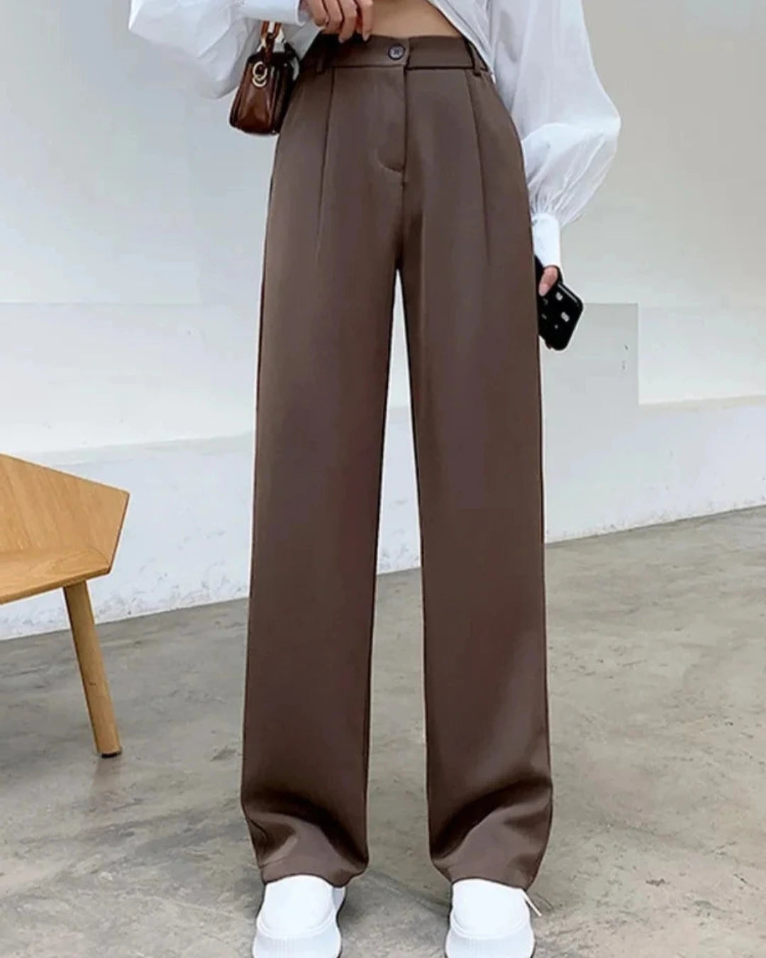 Pantalon Zélie café femme, large et fluide, fabriqué en mousseline de soie, style élégant.