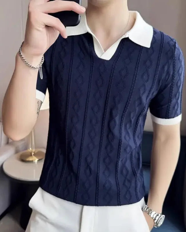 Zoom sur le Polo Benoît homme, bleu royal, manches courtes, détails de qualité.