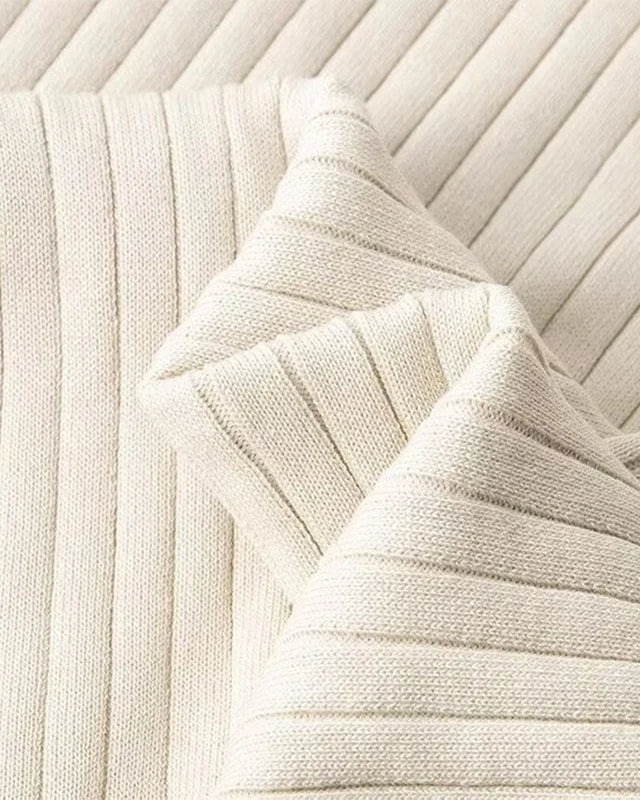 Polo en polyester tricoté beige pour homme, coupe regular.