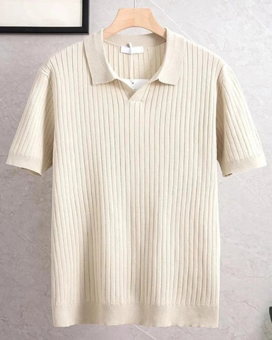 Polo respirant homme beige, élégant et confortable pour l’été.