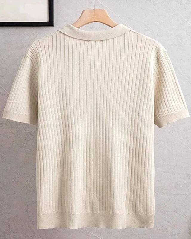 Polo homme style Old Money, tissu léger et col structuré.