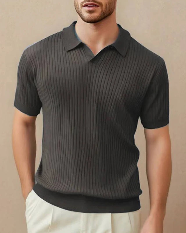 Polo homme gris foncé tricoté, style Old Money raffiné.
