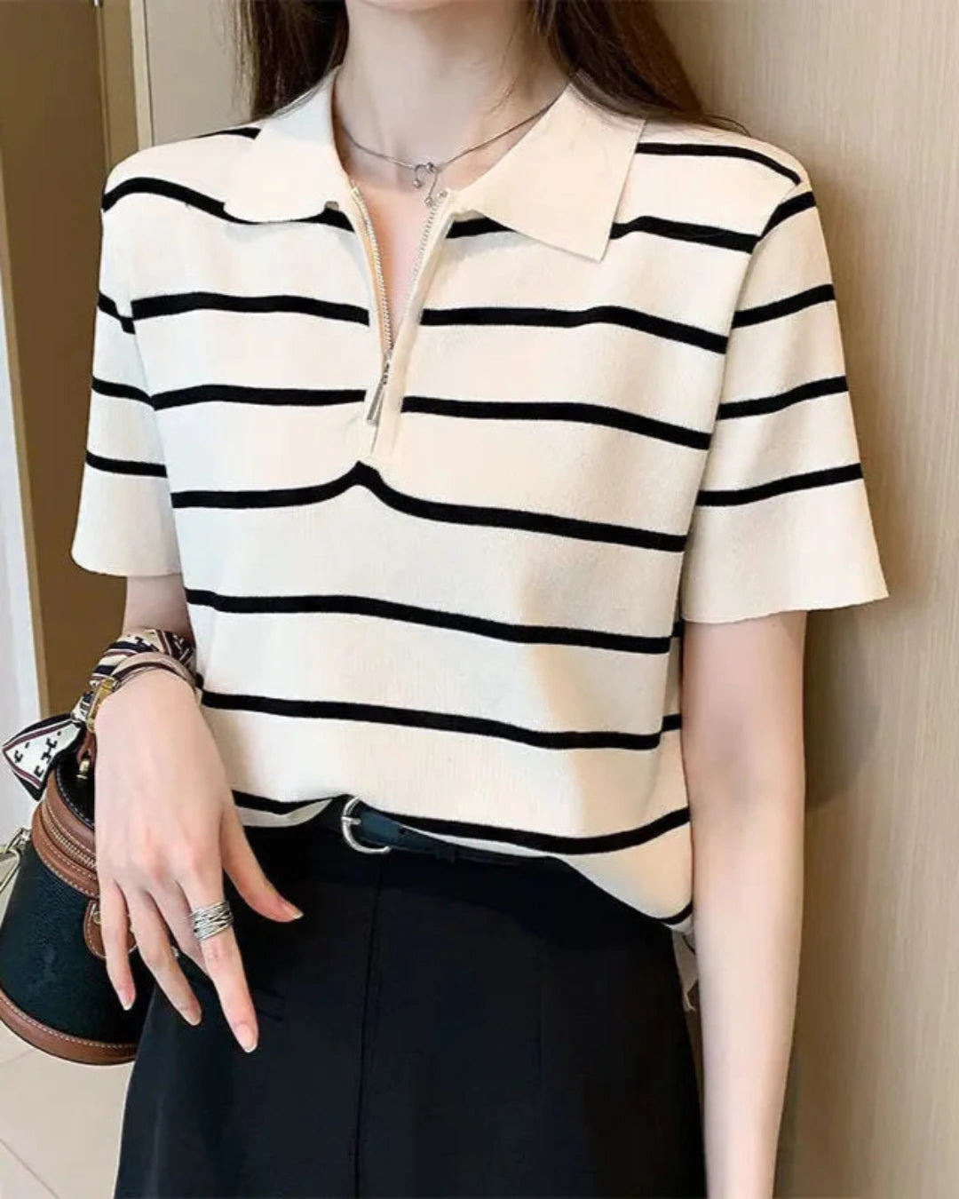 Polo Odette femme noir rayé, chic et raffiné pour un look intemporel.