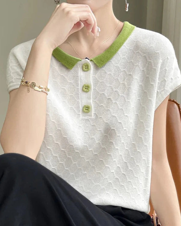 Polo Rosalie blanc, coupe élégante, idéal pour un look old money raffiné.