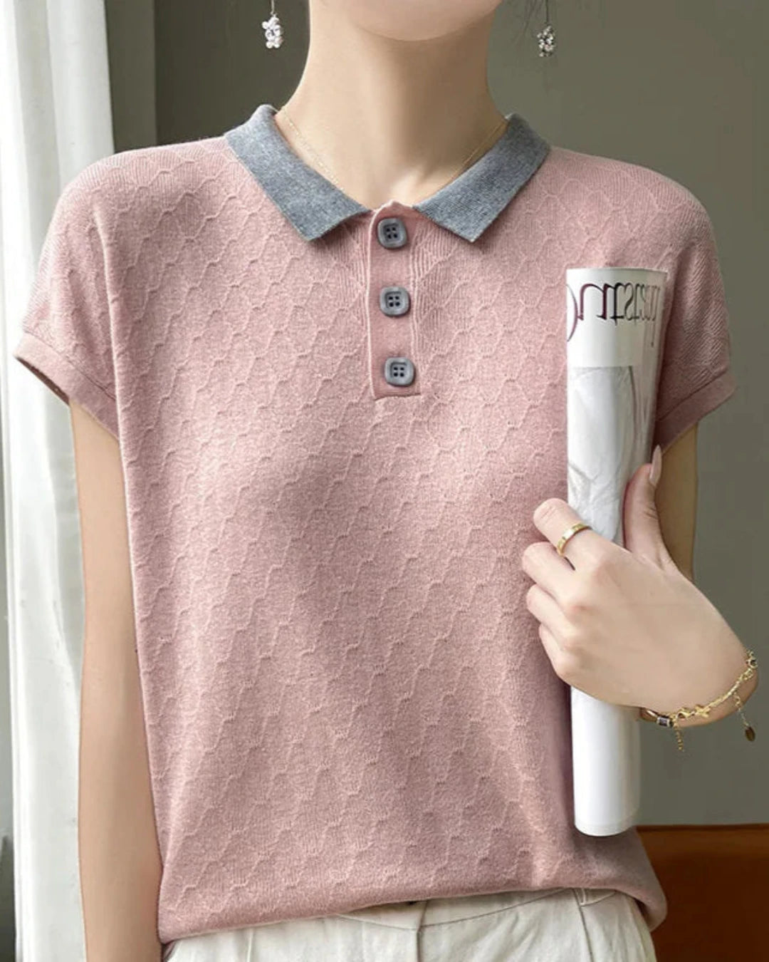 Polo Rosalie rose, coupe raffinée et chic, inspiré du style old money.