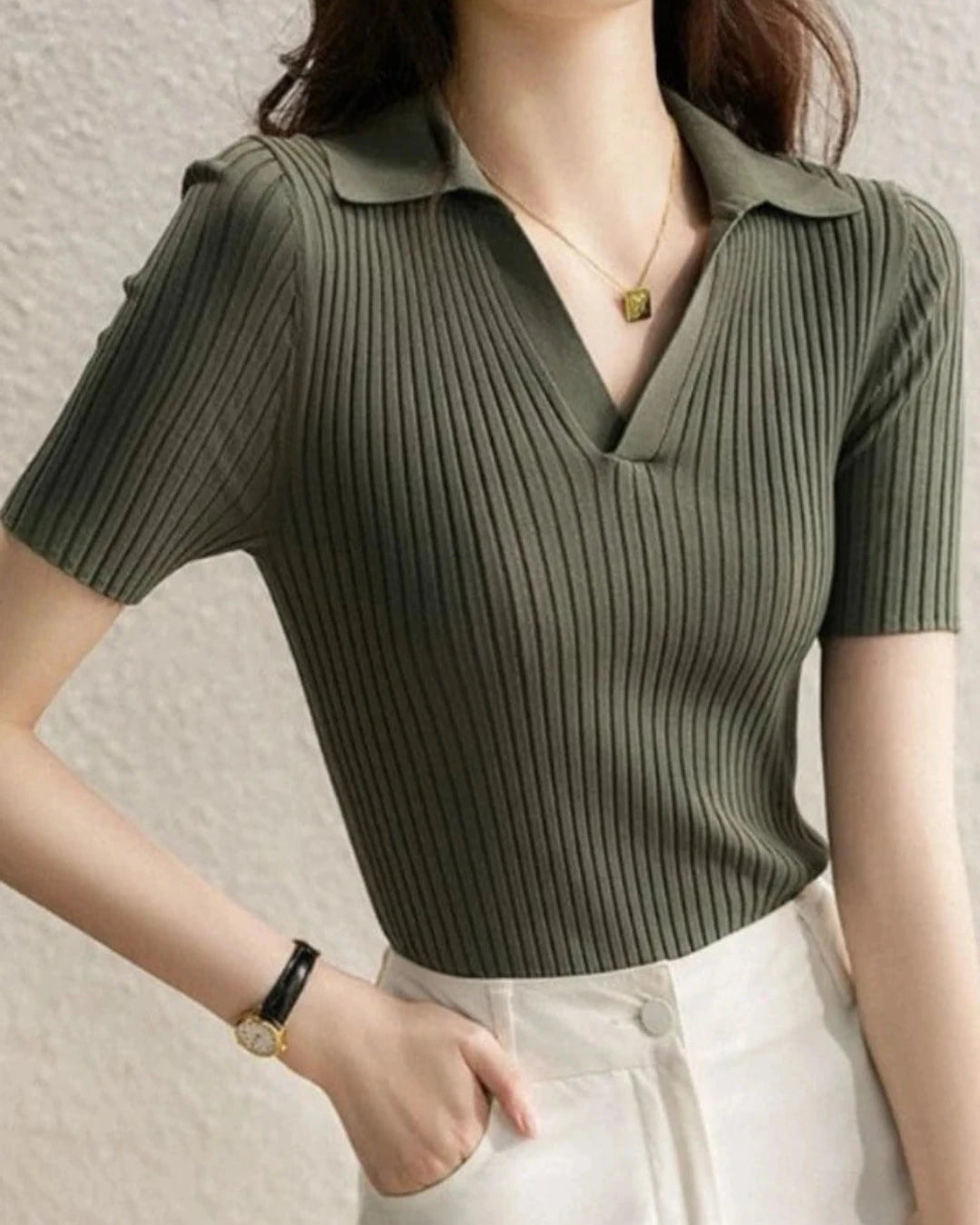 Polo Sophia vert foncé, polo en tricot respirant et chic pour femme.