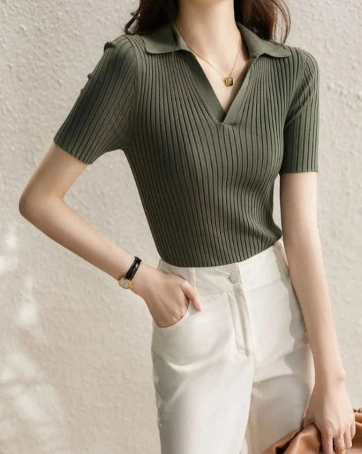 Polo Sophia vert foncé, une pièce élégante inspirée du style Old Money.