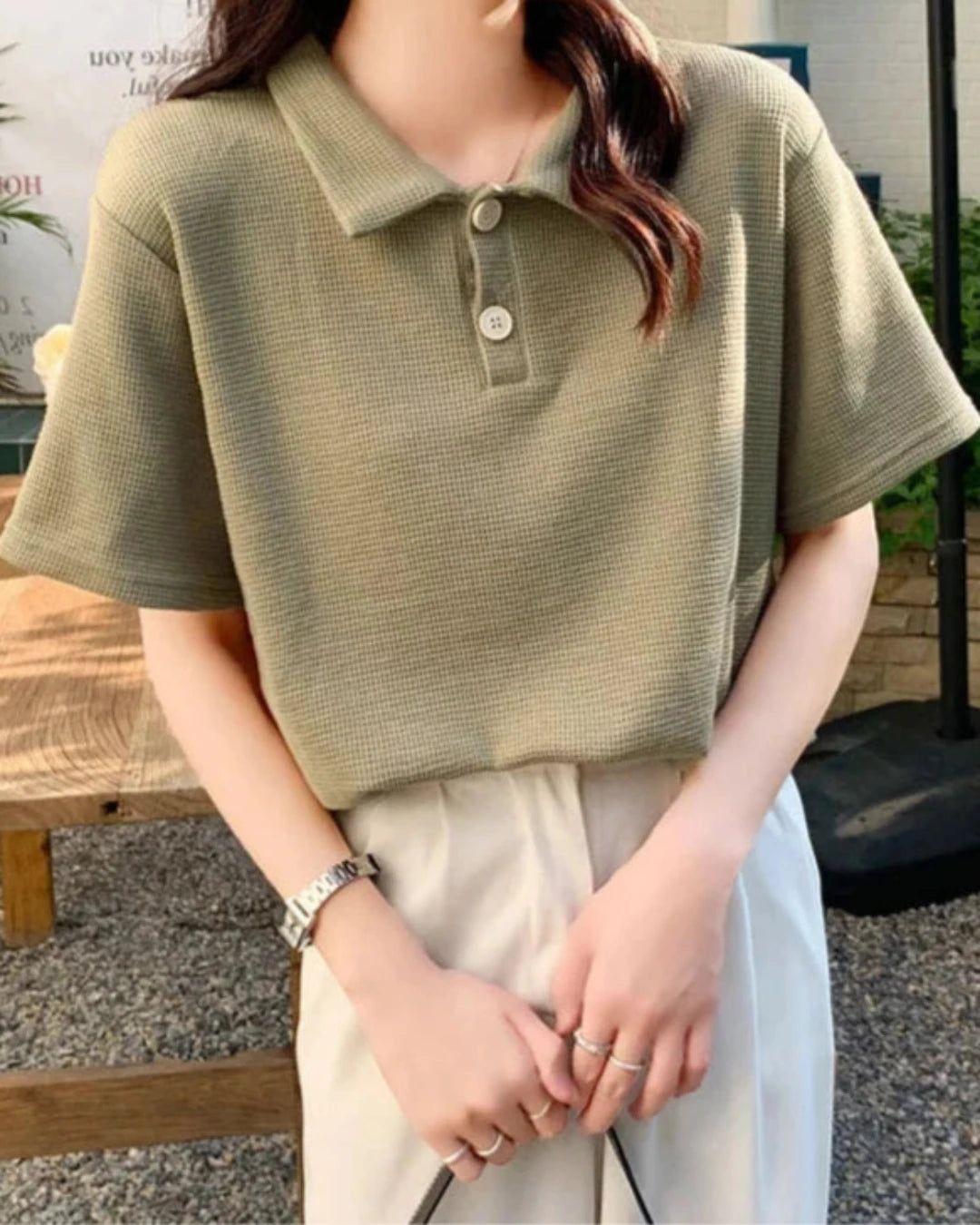 Polo Rachel femme, vert armée, élégant et chic avec manches courtes.