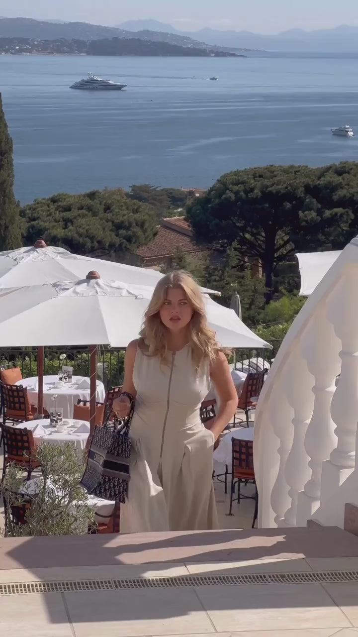Vidéo de la Robe Sidonie portée par une femme en blanc riz, montrant la coupe élégante et le style Old Money raffiné.