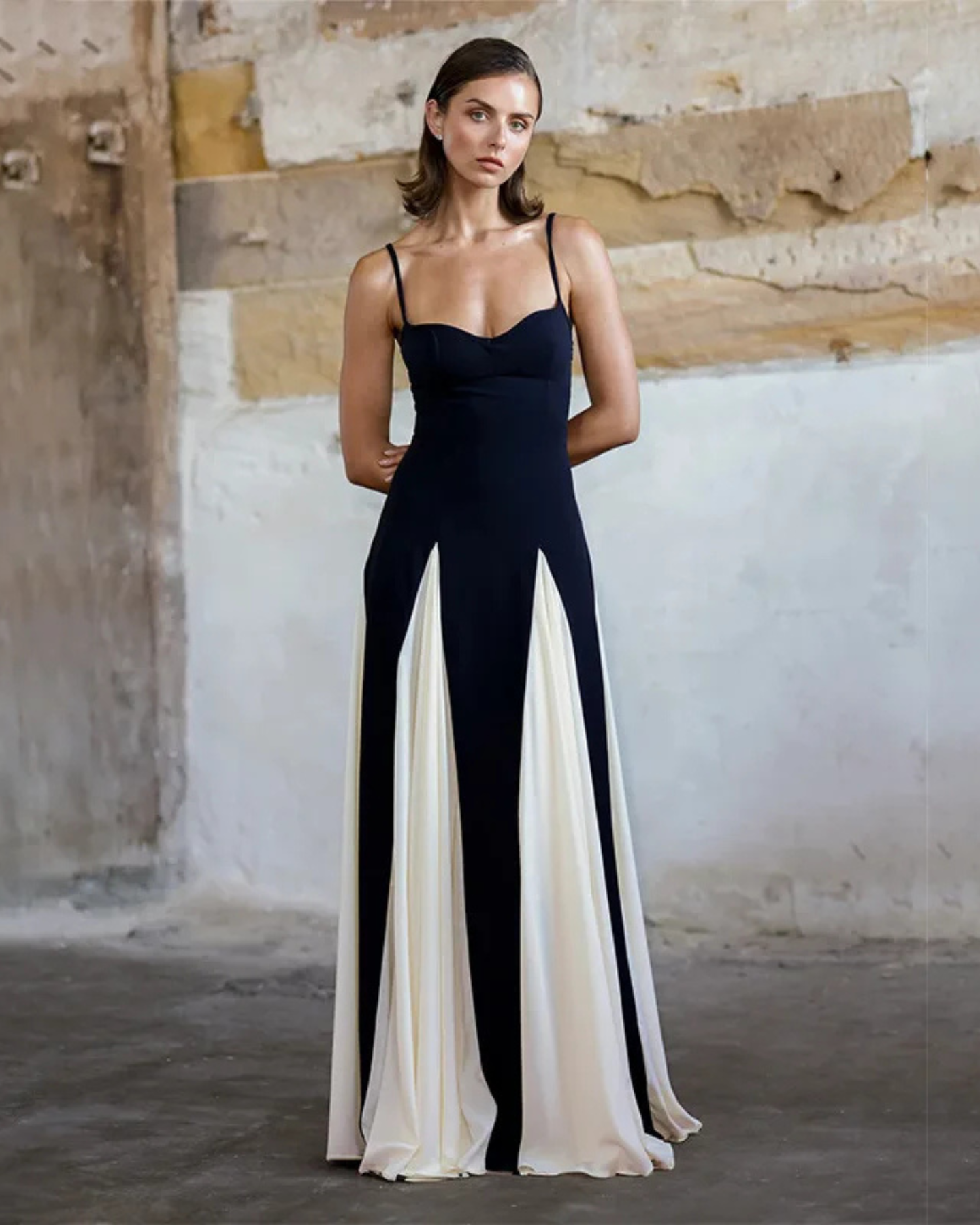 Vidéo de la Robe Edna noire portée par une femme, mettant en valeur ses bretelles contrastées et son style Old Money.