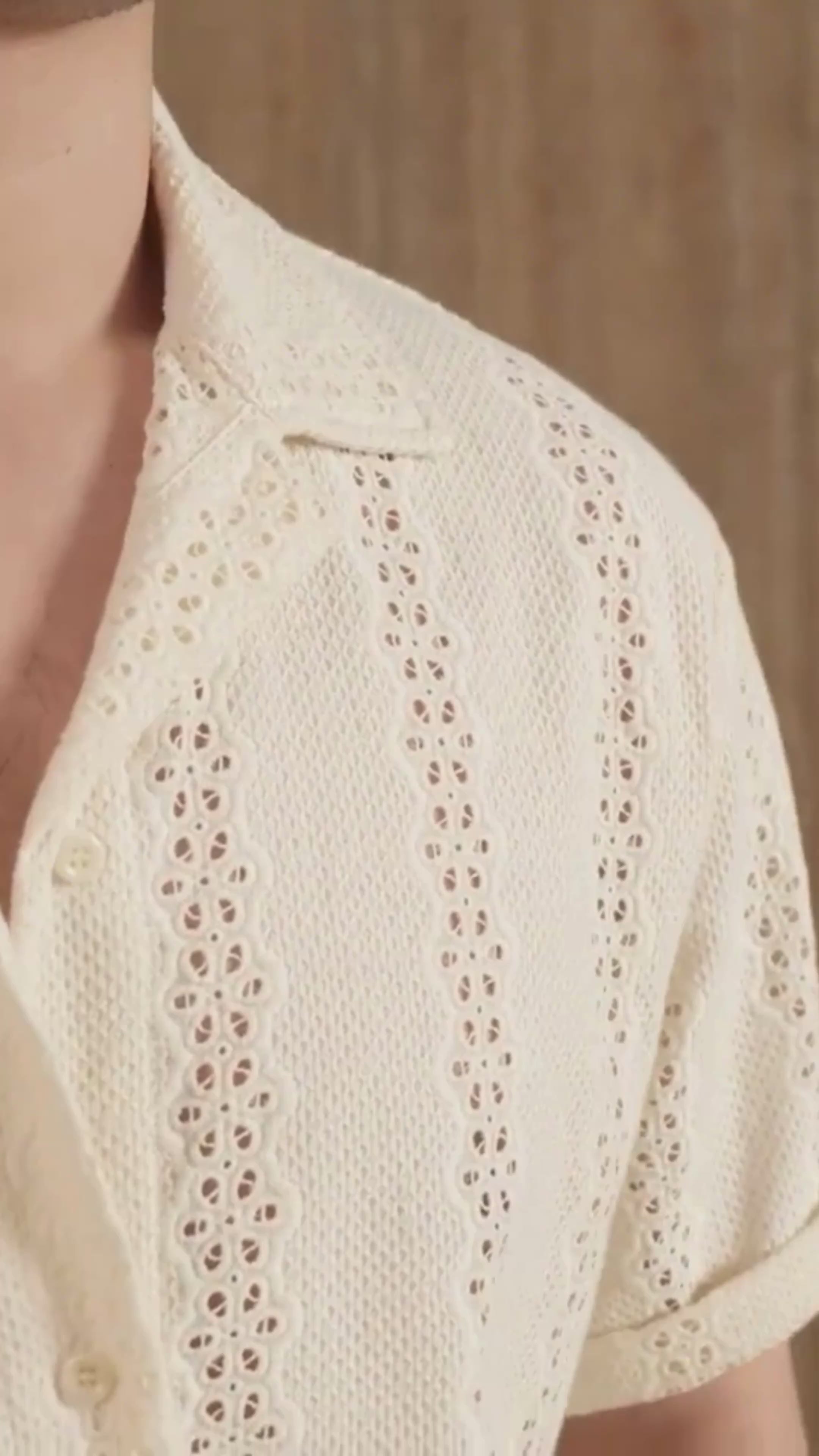 Vidéo de la chemise Basile portée par un homme, blanc cassé, manches courtes, style Old Money estival.