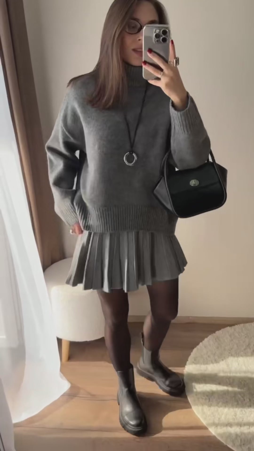 Vidéo de la Jupe Camille grise portée par une femme, mettant en avant son style moderne et élégant.