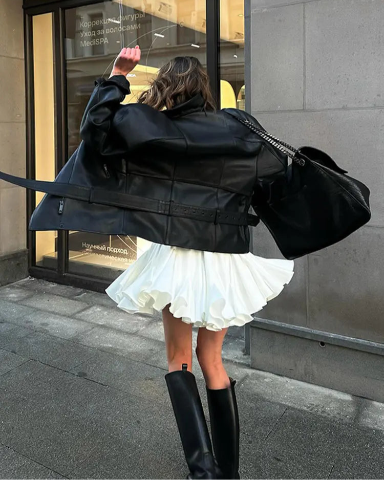 Vidéo de la Jupe Denise portée par une femme, mettant en avant son plissé fluide et élégant.