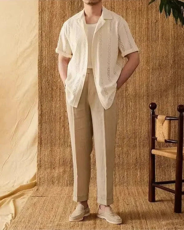 Vidéo de la chemise Basile portée par un homme, blanc cassé, manches courtes, style Old Money estival.