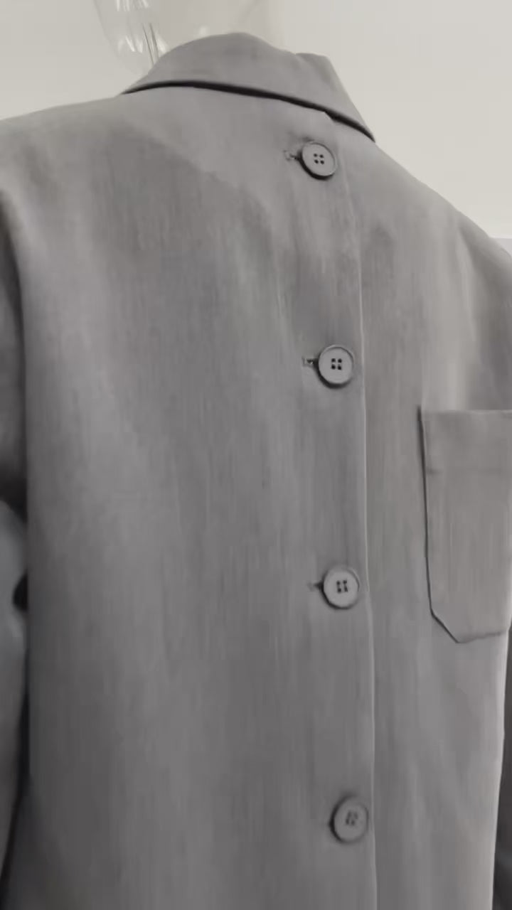 Vidéo du Blazer Luce gris pour femme, mettant en avant sa coupe élégante, son tissu en coton et son boutonnage simple.