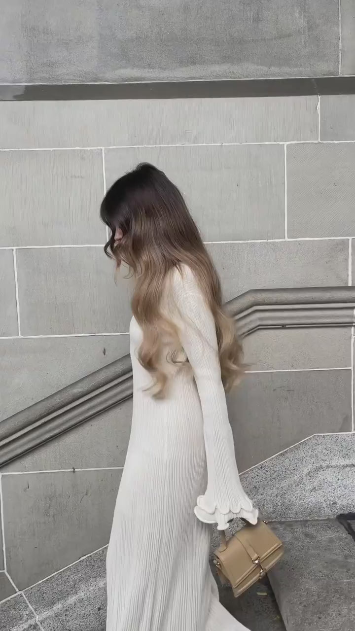 Vidéo de la Robe Armance blanche portée par une femme, mettant en valeur son ourlet volanté et son style Old Money.