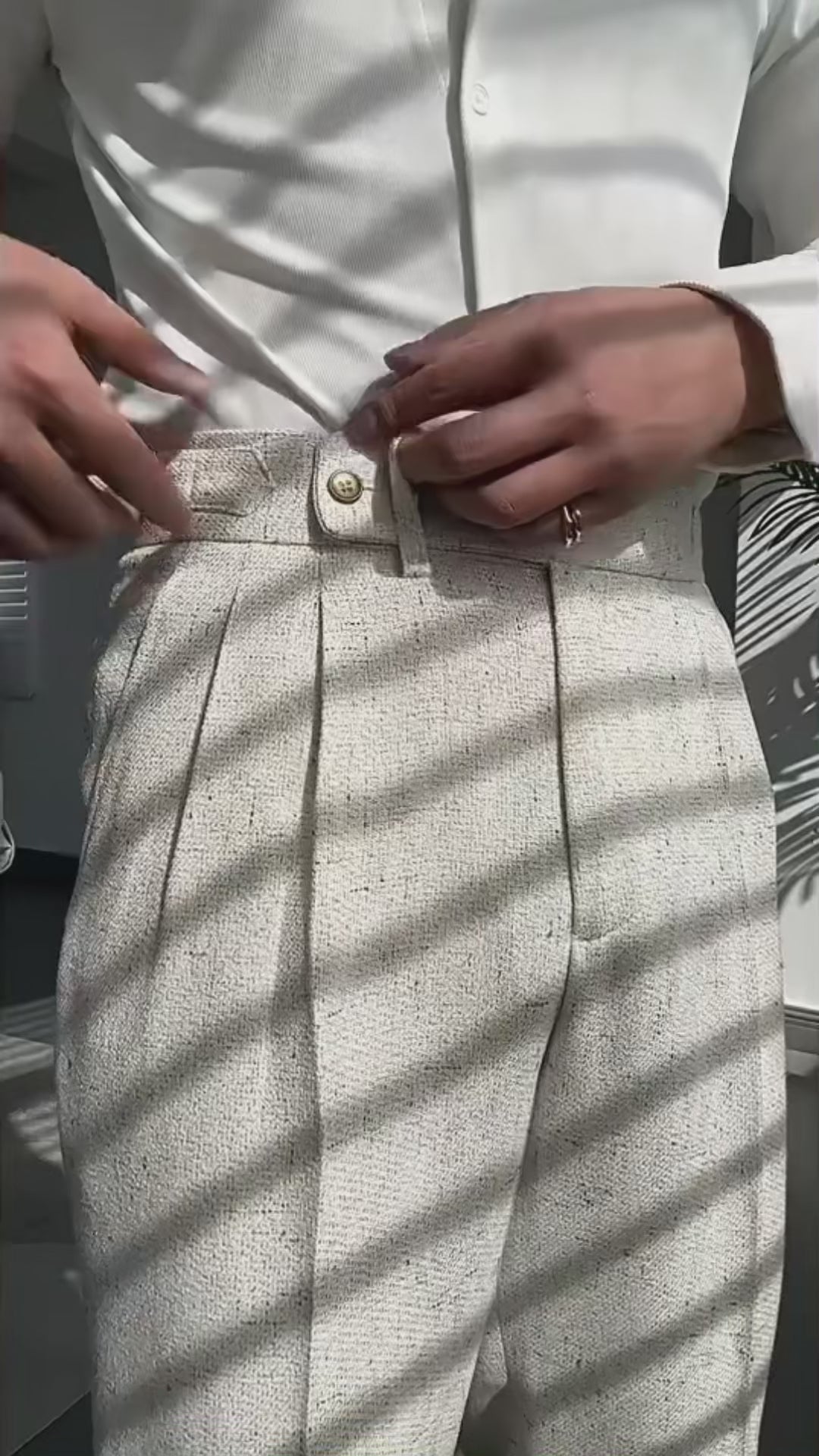 Vidéo du Pantalon Marceau en laine abricot portée par un homme, mettant en avant la coupe moderne et la qualité du tissu.