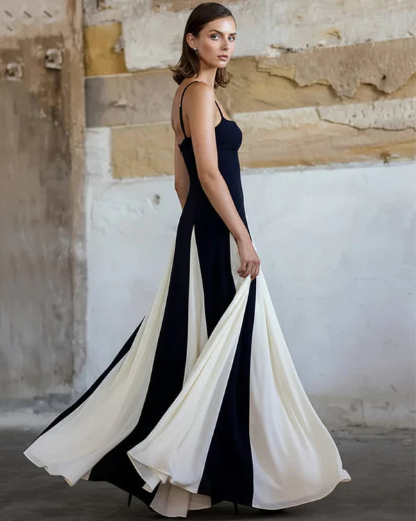 Vidéo de la Robe Edna noire portée par une femme, mettant en valeur ses bretelles contrastées et son style Old Money.