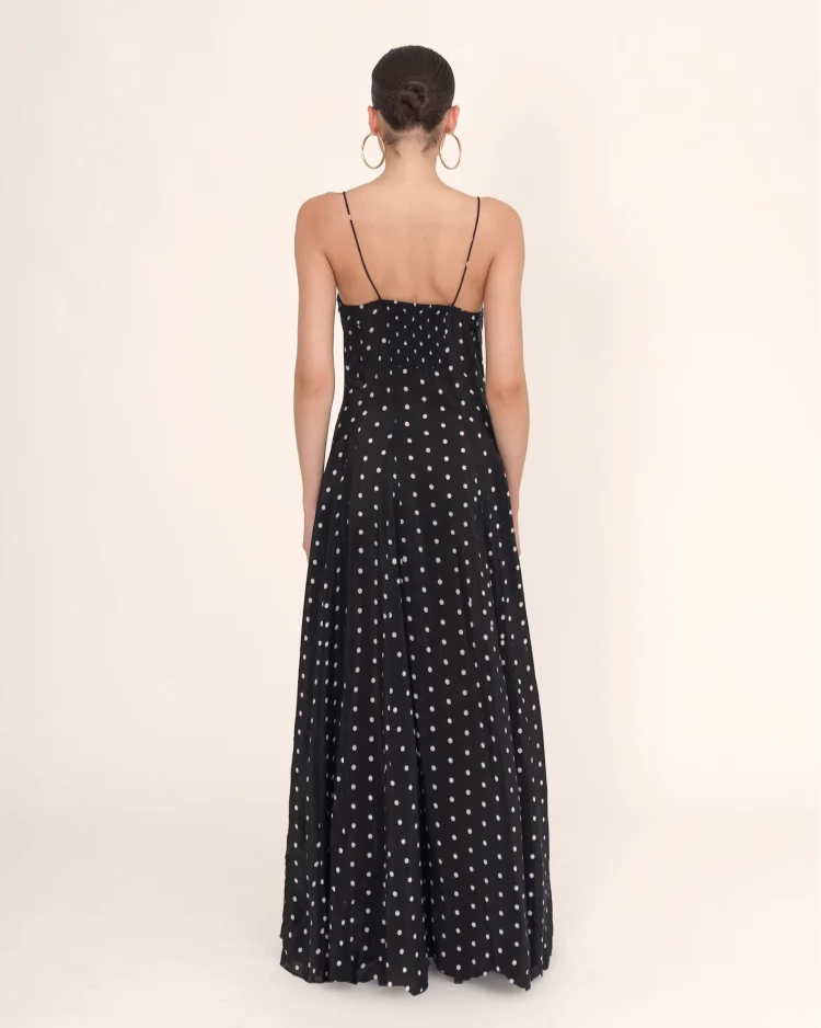 Vidéo de la Robe Léontine noire à pois portée par une femme, mettant en valeur son style chic et ses bretelles spaghetti.