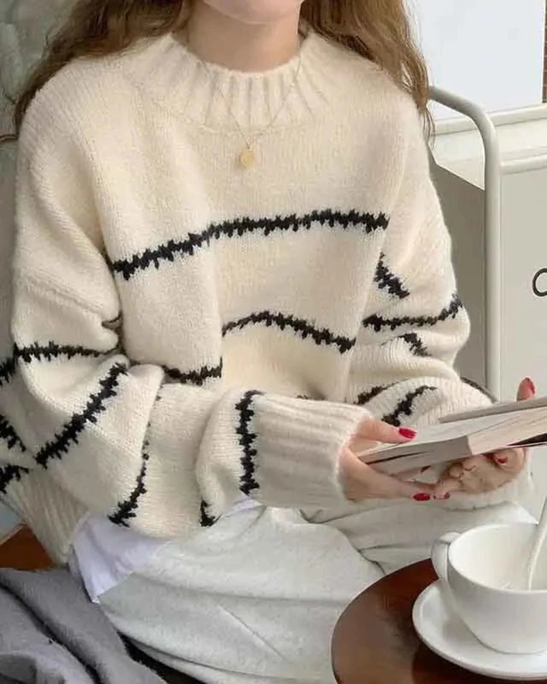 Pull Aélia blanc pour femme, col rond, style Old Money, confort et élégance.