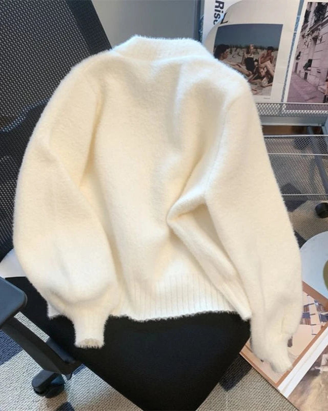Pull Aimée blanc avec col en V et boutonnage simple, parfait pour l'hiver.