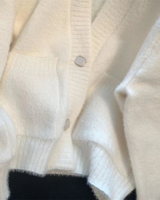 Pull Aimée blanc pour femme, une pièce élégante et chaleureuse.