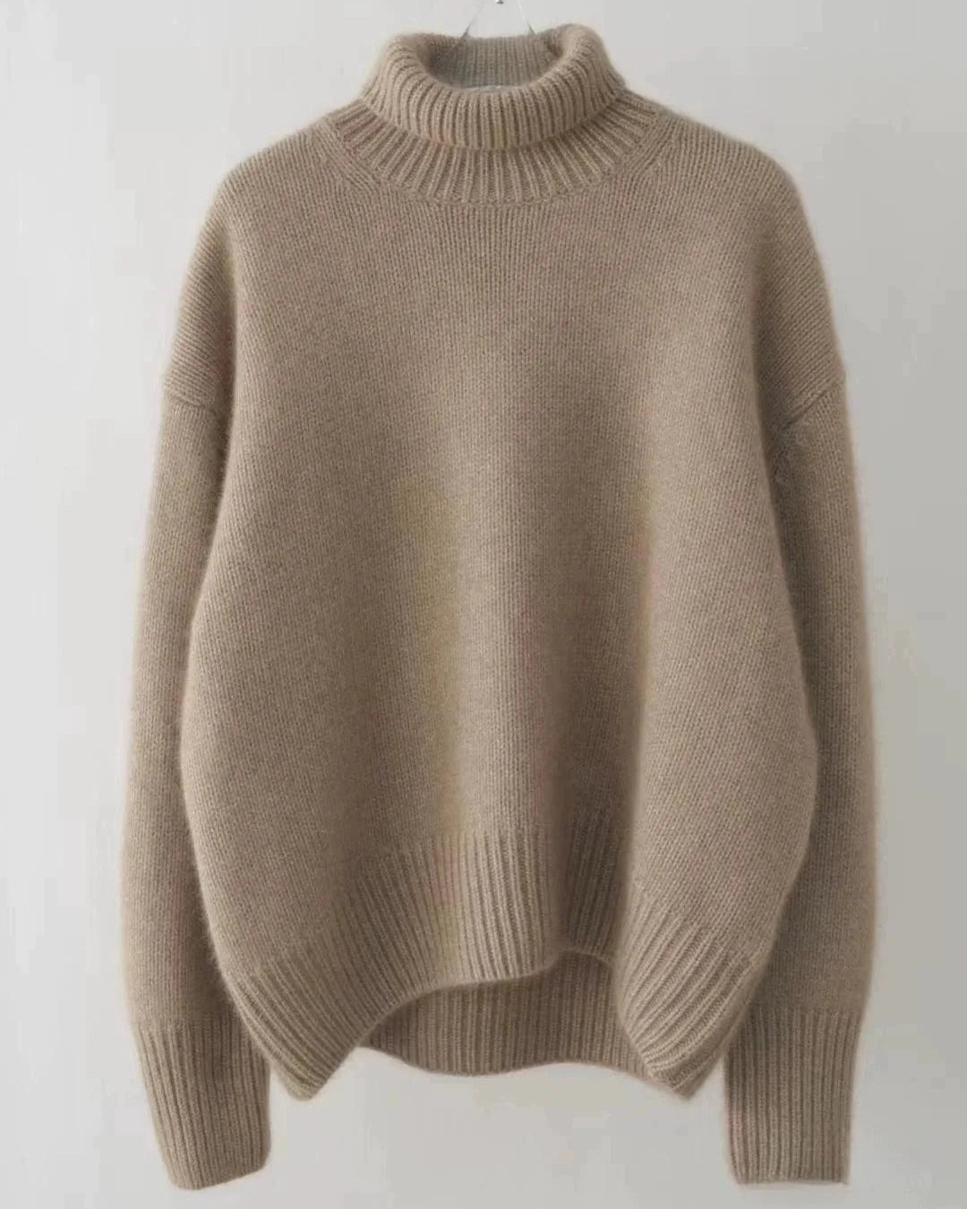 Pull Colette chameau avec col roulé, parfait pour un style intemporel.