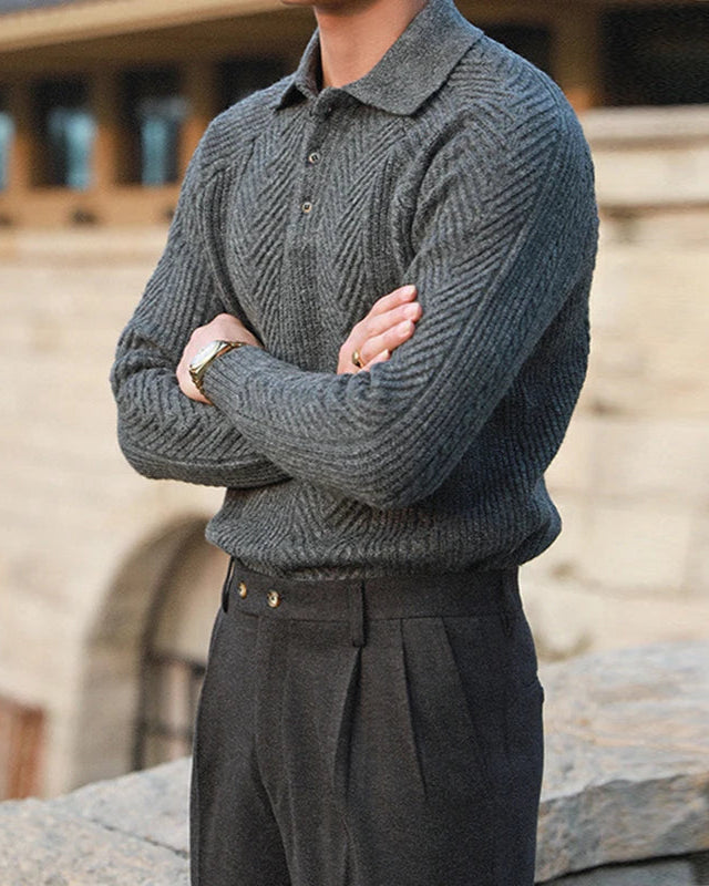Pull homme gris foncé décontracté avec manches longues régulières.