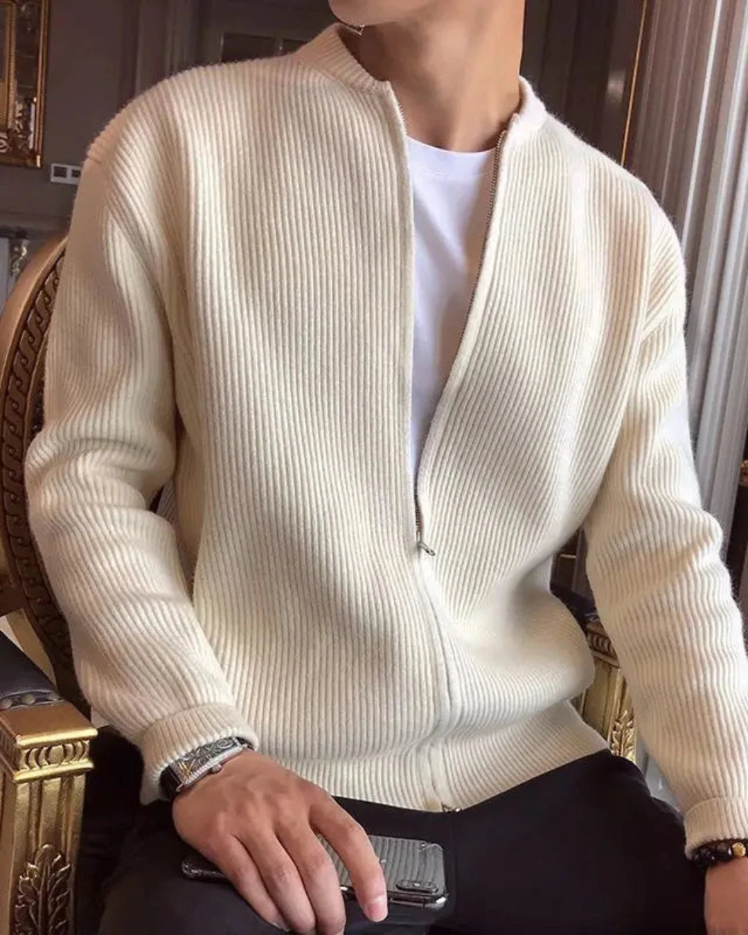 Pull Isaac abricot, vue détaillée sur la laine tricotée, qualité supérieure.