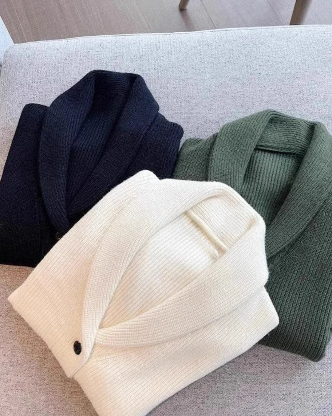 Ensemble des trois couleurs du Pull Malo (kaki, noir, vert), tricoté à plat avec boutonnage élégant.