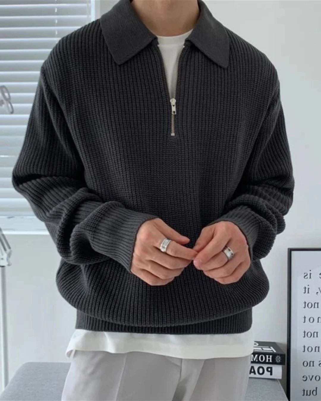 Pull Théo noir pour homme, laine tricotée avec col rabattu, look intemporel.